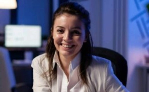 Cliente sorridente em ambiente corporativo representando satisfação com resultados de campanhas de tráfego pago